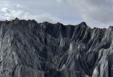 Highlight 2 of this Trip: Golden Sun-Kissed Mountains — Breathe the Untamed Winds of the Plateau.